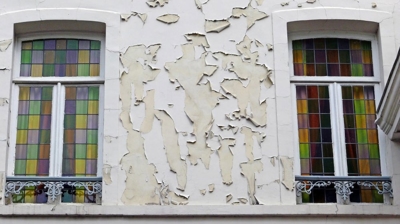 peeling paint on the house exterior